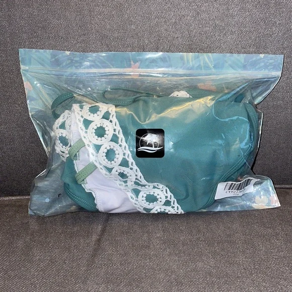 NEW.  CUPSHE 1 piece swimsuit. Size Large - Picture 5 of 6